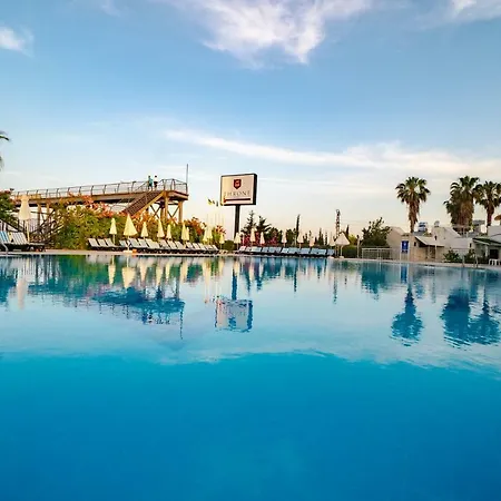Throne & Hotel 5*